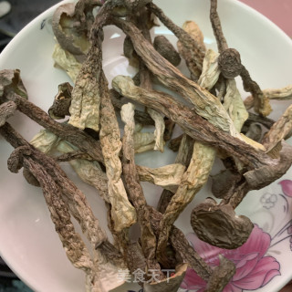 鹿茸菇排骨汤的做法步骤：3