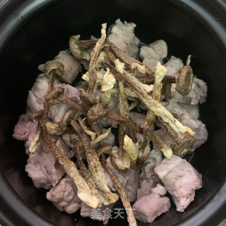 鹿茸菇排骨汤的做法步骤：5