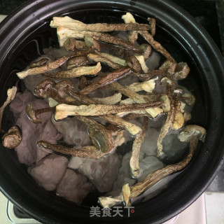 鹿茸菇排骨汤的做法步骤：6