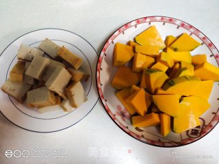 鱼卷烧南瓜的做法步骤：1
