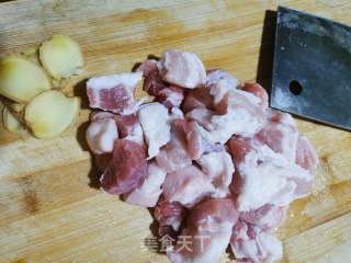 茭白红烧肉的做法步骤：1