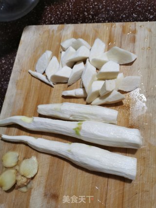 茭白红烧肉的做法步骤：2