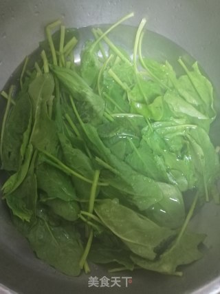 香肠拌菠菜的做法步骤：2