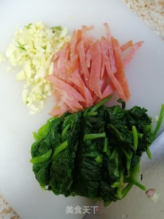 香肠拌菠菜的做法步骤：3