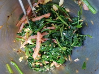 香肠拌菠菜的做法步骤：6