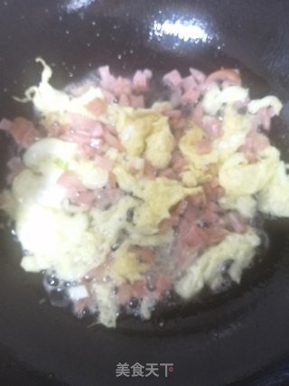 香肠鸡蛋炒糙米饭的做法步骤：2