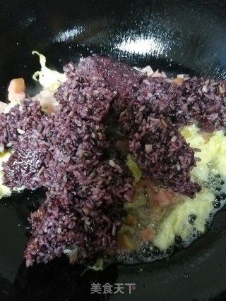 香肠鸡蛋炒糙米饭的做法步骤：3