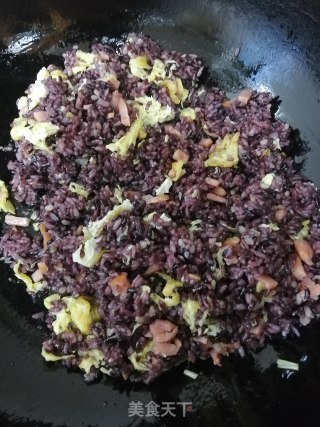 香肠鸡蛋炒糙米饭的做法步骤：4