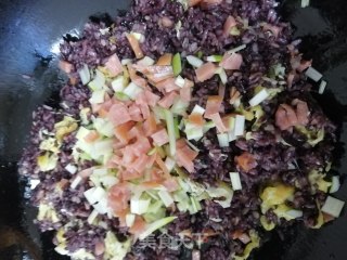 香肠鸡蛋炒糙米饭的做法步骤：5