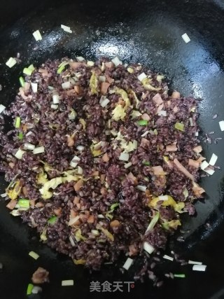 香肠鸡蛋炒糙米饭的做法步骤：6