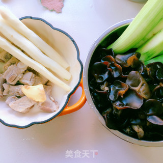 排骨炖木耳山药的做法步骤：1
