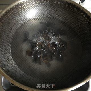 木耳西兰花炒肉的做法步骤：2