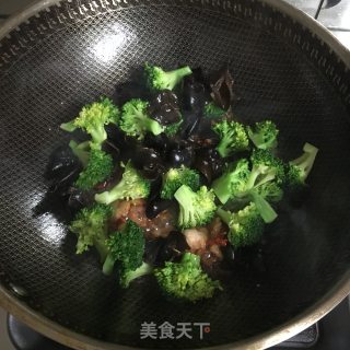 木耳西兰花炒肉的做法步骤：8