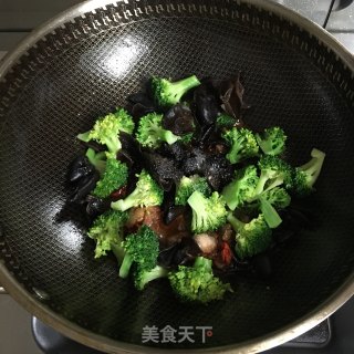 木耳西兰花炒肉的做法步骤：9