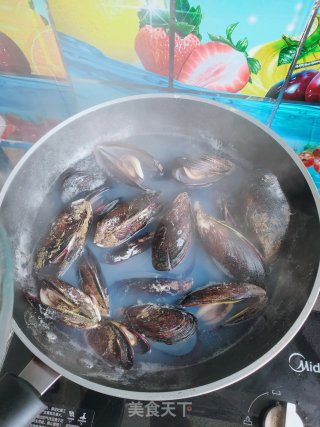 青口贝炒韭菜的做法步骤：2