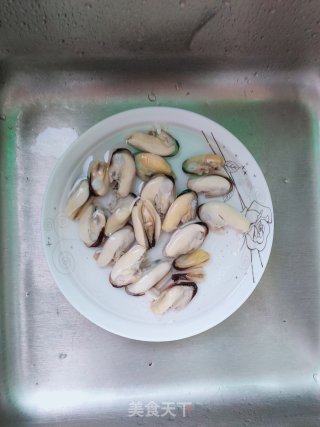 青口贝炒韭菜的做法步骤：4