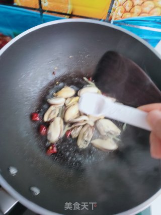 青口贝炒韭菜的做法步骤：9
