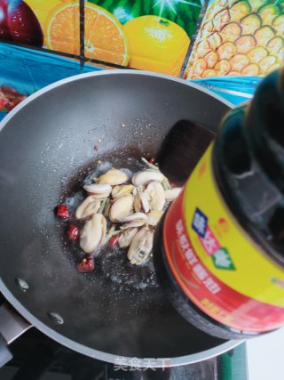 青口贝炒韭菜的做法步骤：10