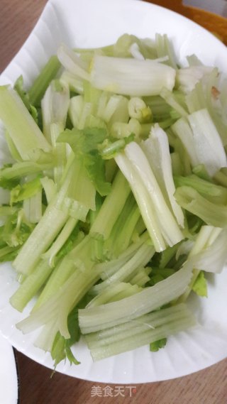 肉丝炒香芹的做法步骤：1