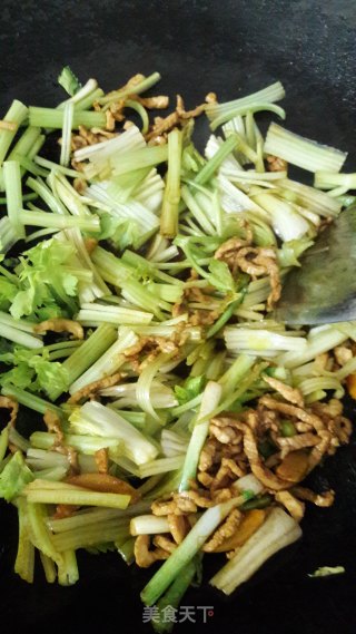 肉丝炒香芹的做法步骤：7
