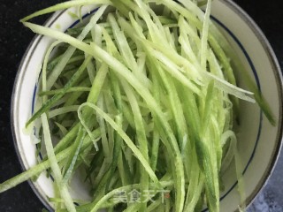 “快手汤”鲜虾粉丝萝卜汤的做法步骤：2