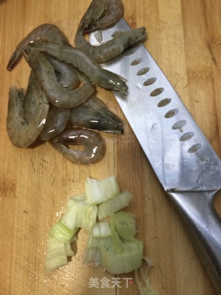 “快手汤”鲜虾粉丝萝卜汤的做法步骤：4