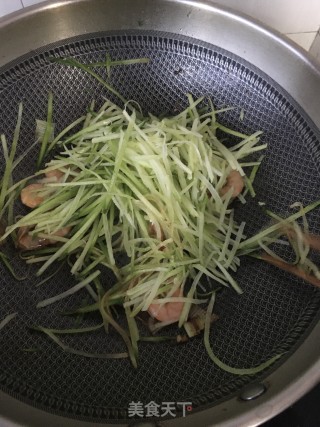 “快手汤”鲜虾粉丝萝卜汤的做法步骤：9