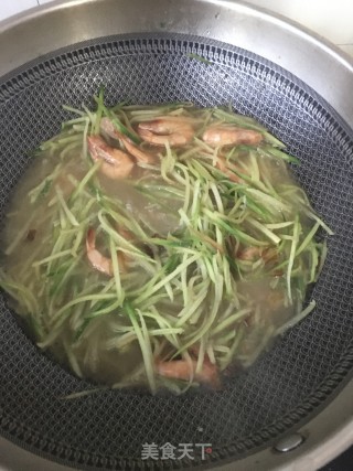 “快手汤”鲜虾粉丝萝卜汤的做法步骤：13