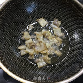 咸肉炒大蒜的做法步骤：2