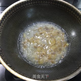 咸肉炒大蒜的做法步骤：3