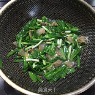 咸肉炒大蒜的做法步骤：6
