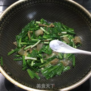 咸肉炒大蒜的做法步骤：7