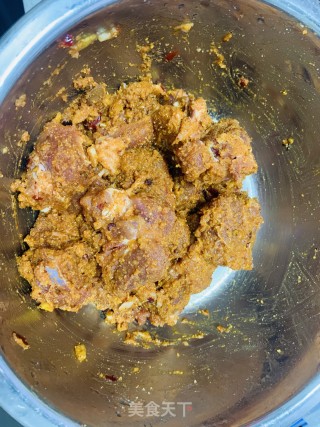 粉蒸猪脊骨的做法步骤：2
