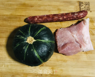 南瓜蒸腊肠猪肉的做法步骤：1