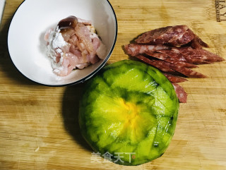 南瓜蒸腊肠猪肉的做法步骤：2