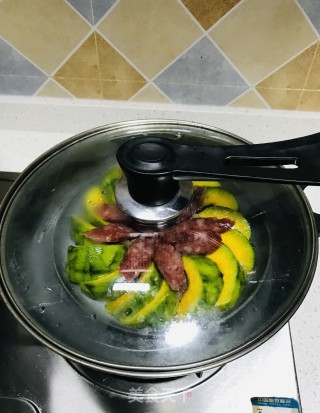 南瓜蒸腊肠猪肉的做法步骤：6