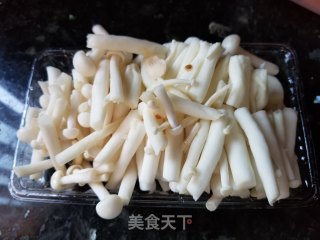番茄海鲜菇蛋花汤的做法步骤：2