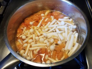 番茄海鲜菇蛋花汤的做法步骤：4