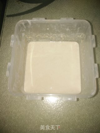 黄油剁椒酱面包的做法步骤：1