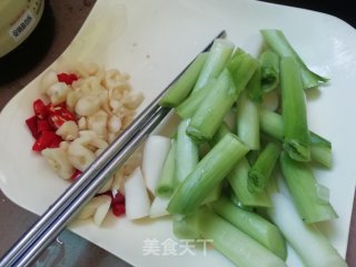 腊肉炒蒜苗的做法步骤：1