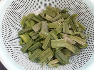 腊肉炒蒜苗的做法步骤：2