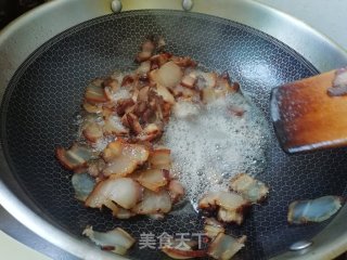 腊肉炒蒜苗的做法步骤：3