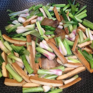 五花肉香干炒蒜苗的做法步骤：8