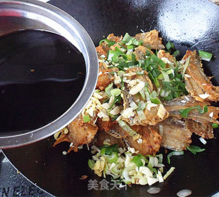糖醋带鱼的做法步骤：7