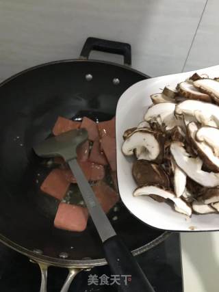 火腿炒香菇的做法步骤：3