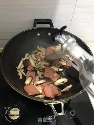 火腿炒香菇的做法步骤：4