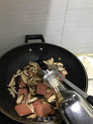 火腿炒香菇的做法步骤：5