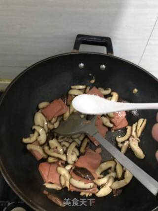 火腿炒香菇的做法步骤：6