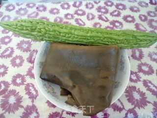 苦瓜海带瘦肉汤的做法步骤：2