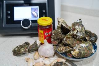 蒜蓉粉丝蒸蚝肉的做法步骤：1